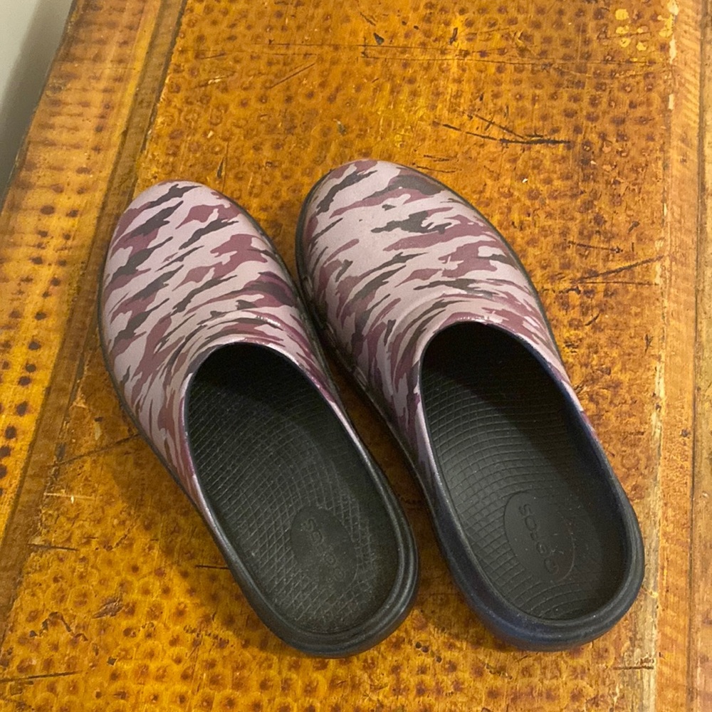 Size 9 / 10 Oofos lavender / purple Cammo clogs. Worn once. No flaws